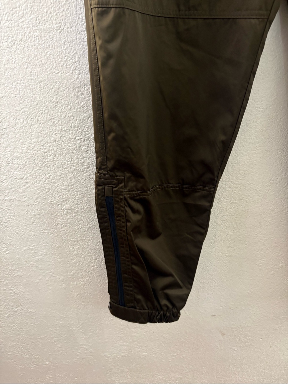 Athleta Radiant Jogger pants featuring ankle zippers shiny sateen finish size 14 - Picture 4 of 9